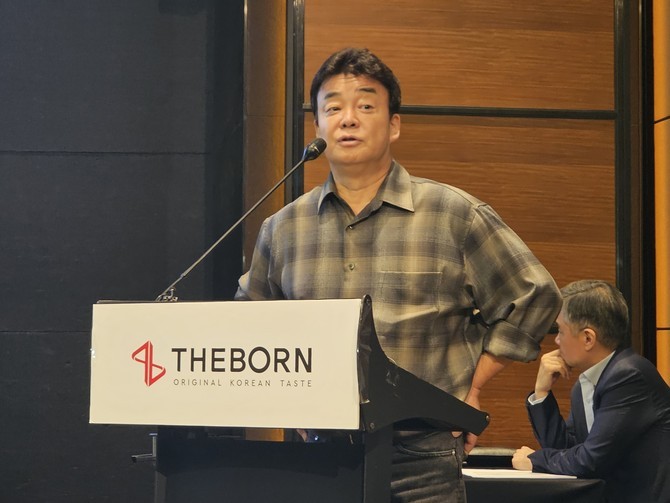 지난해 10월28일 백종원 더본코리아 대표가 기자간담회에서 프레젠테이션을 진행 하고 있다. = 박기훈 기자