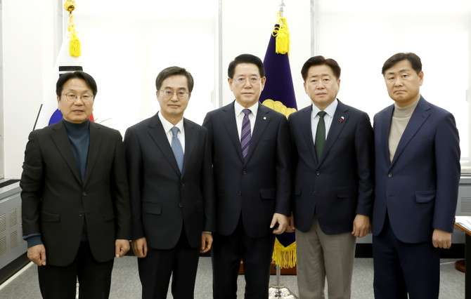 더불어민주당 소속 5명의 시·도지사가 10일 헌법재판소에, 국민의 명령에 따라 윤석열에 대한 파면 결정을 신속하게 내려줄 것을 강력히 촉구했다. 지난 2024년 12월 4일 국회에서 민주당 소속 광역단체장 5명이 공동선언을 통해 윤석열 대통령의 즉시 퇴진을 촉구하는 모습. ⓒ 전남도