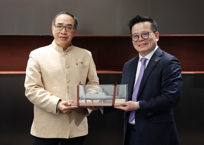 지난 10일 한화오션 서울사무소에서 타니 쌩랏(Tanee Sangrat) 주한 태국 대사(왼쪽)와 어성철 한화오션 특수선사업부장(사장)이 협력 회의를 마친 뒤 기념촬영을 하고 있다. ⓒ 한화오션