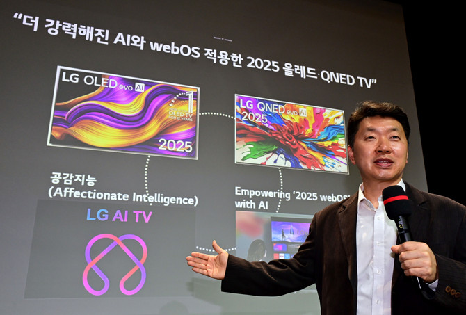 LG전자 백선필 TV상품기획담당이 2025 LG 올레드·QNED TV 신제품의 편의성을 설명하고 있다. © LG전자