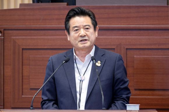 이칠구 경북도의원은 11일 제353회 경북도의회 임시회 본회의 도정질문에서 "포항 영일만대교 건설사업이 18년째 첫 삽도 못 뜨고 있다"며, 경북도의 조속한 대책 마련을 촉구했다. ⓒ 경북도의회