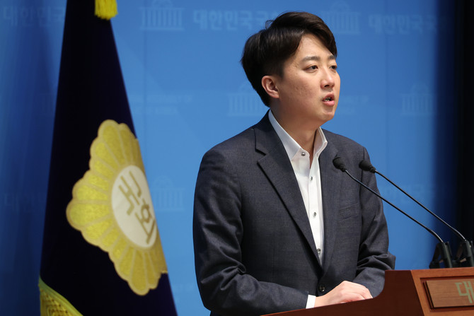 이준석 개혁신당 의원이 11일 국회 소통관에서 고위공직자법죄수사처 폐지법 발의 취지를 설명하고 있다. ⓒ 연합뉴스