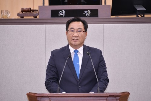 김철민 의원이 '여수 농수산업 발전과 가치지향적 인적자원 관리 방안'에 대한 구체적인 대안을 제시했다. ⓒ 여수시의회