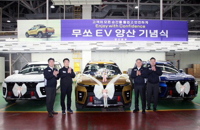 무쏘 EV 양산 기념식에서 임직원들이 기념사진 촬영을 하고 있다. ⓒ KG 모빌리티