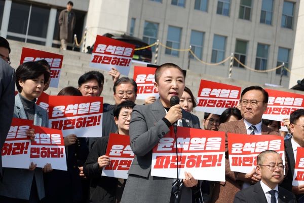 전진숙 의원은 11일 국회 본청 앞 계단에서 ‘윤석열 조기 파면 촉구 삭발식’을 거행하고, 윤석열 대통령에 대한 헌법재판소의 조속한 파면 선고를 촉구했다.ⓒ 전진숙 의원실
