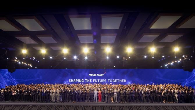 미래에셋 인도법인이 쉐어칸 증권 인수 100일을 맞아 “Shaping The Future Together” 주제로 개최한 '그룹 비전 선포식'에 박현주 회장이 참석해, 현지 133명 지점장을 포함해 인도 임직원 3,800여 명을 대표하는 주요 직책자 350여 명과 기념 촬영을 하고 있다. ⓒ 미래에셋증권