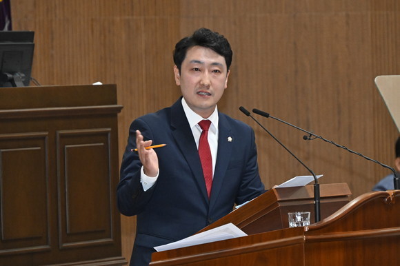 오경훈 진주시의원 경남인재개발원 이전 반대를 요구하고 있다. ⓒ 프라임경제