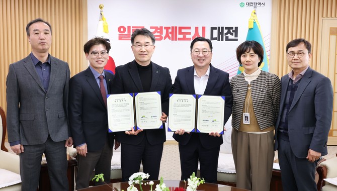 지난 12일 한국토지주택공사 대전충남지역본부(LH)와 전세사기 피해자 지원 및 주거 안정을 위한 협약을 체결 후 기념촬영을 하고 있다. ⓒ 대전시