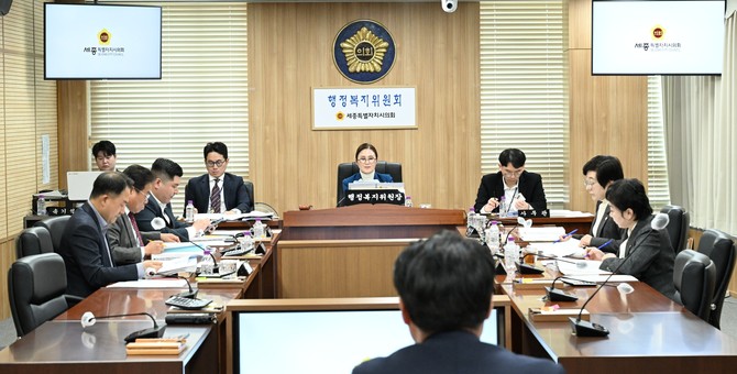 행정복지위원회가 지난 12일 제1차 상임위원회 회의를 열어 조례안, 동의안, 결의안 등 총 11건의 안건을 심사하고 있다. ⓒ 의회사무국