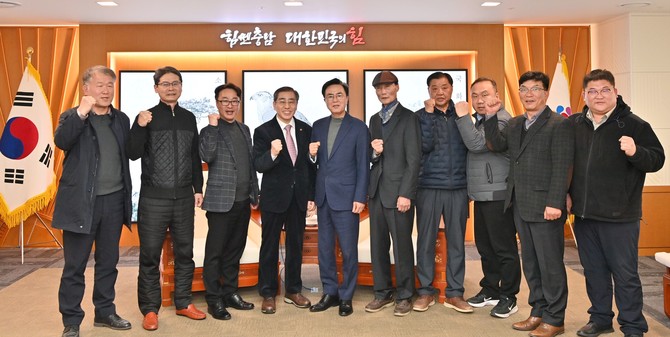 지난 11일 도청에서 내포신도시아파트연합회와 만난 자리에서 난방요금 인하를 위한 조치를 신속히 취할 것을 약속 후 단체 기념촬영을 하고 있다. ⓒ 충남도
