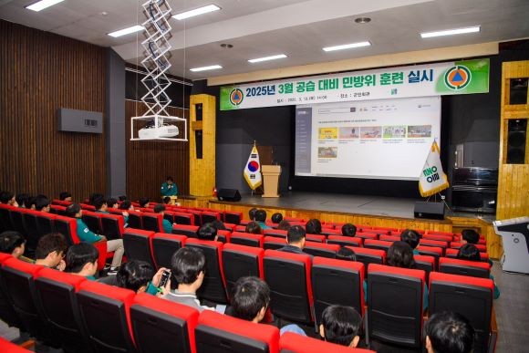 울릉군은 지난 13일 울릉 군민회관에서 비상 대응능력 강화를 위한 3월 공습 대비 민방위 훈련을 실시했다. ⓒ 울릉군