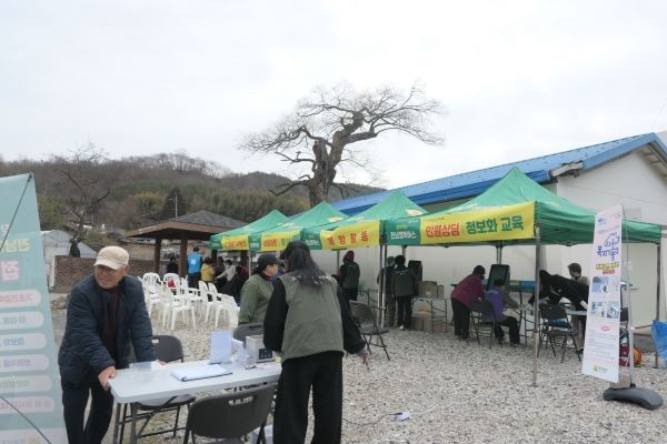 전남 행복버스가 동복면 칠정마을을 방문해 주민들에게 이·미용, 보건, 복지, 문화 등 다양한 서비스를 제공 하고 있다. ⓒ 화순군