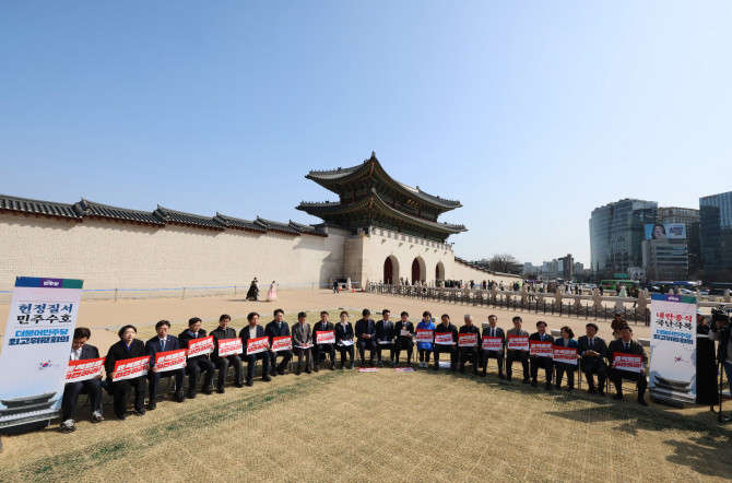 14일 서울 광화문 인근에서 더불어민주당 현장 최고위원회의가 열리고 있다. ⓒ 연합뉴스