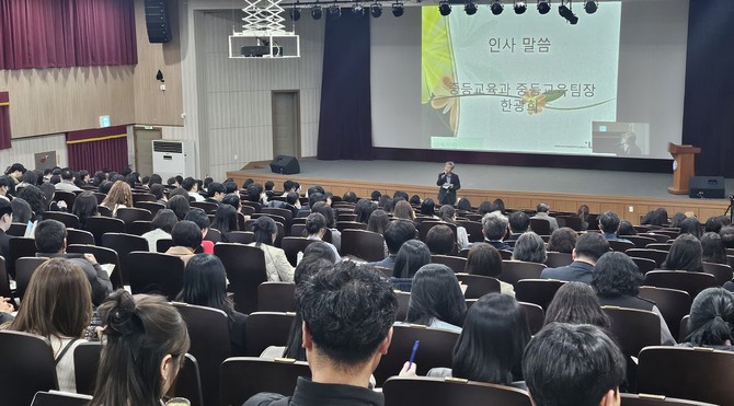 2025 학생평가·학교생활기록부 업무담당자 연수에서 한광희 중등교육팀장이 인사말씀을 하고 있다. ⓒ 충남교육청