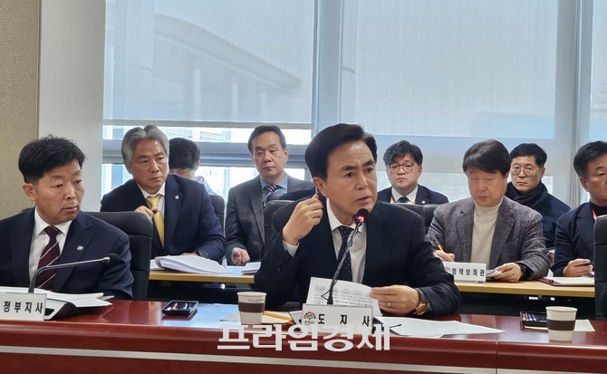 김태흠 충남지사는 17일 도청 중회의실에서 열린 제73차 실국원장회의에서 지천댐 건설이 정부 계획에 최종 포함됐다며 후속조치를 신속히 추진할 것을 주문하고 있다. ⓒ 프라임경제