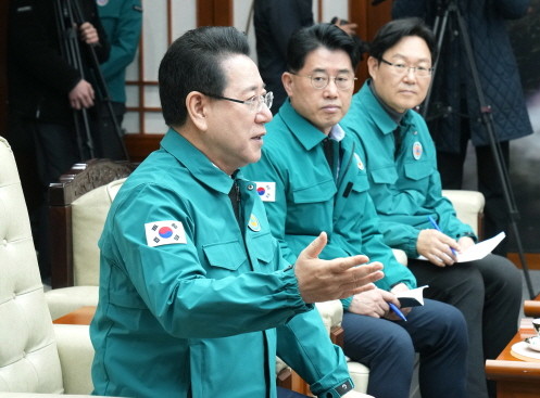 김영록 전라남도지사가 17일 도청 접견실에서 송미령 농림축산식품부 장관을 만나 구제역 방역 특교세 지원을 건의하고 있다. ⓒ전남도
