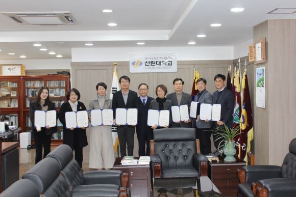 선린대학교는 오는 20일 개교 56주년을 맞아 17일 총장실에서 교직원 근속표창 수상식을 가진 후 수상자들이 기념촬영을 하고 있다. ⓒ 선린대학교