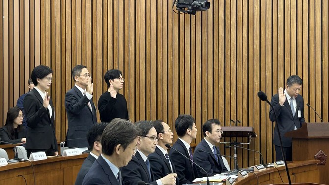 홈플러스 경영진이 18일 국회 정무위원회 현안질의에 앞서 증인 선서하고 있다. =배예진 기자