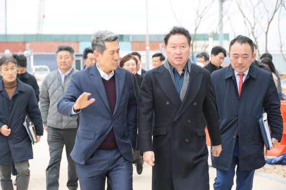 이강덕 포항시장이 최태원 대한상의 회장과 영일만항을 둘러보고 있다. ⓒ 포항시