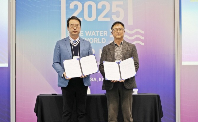 'WATER KOREA'에서 강희웅 녹색·인프라사업담당 상무(오른쪽)와 김주환 신우산업대표가 캄보디아 '타크마우 하수처리시설 프로젝트'에 사용될 PVC 이중벽관의 공급계약을 체결 후 기념촬영을 하고 있다. © 금호건설