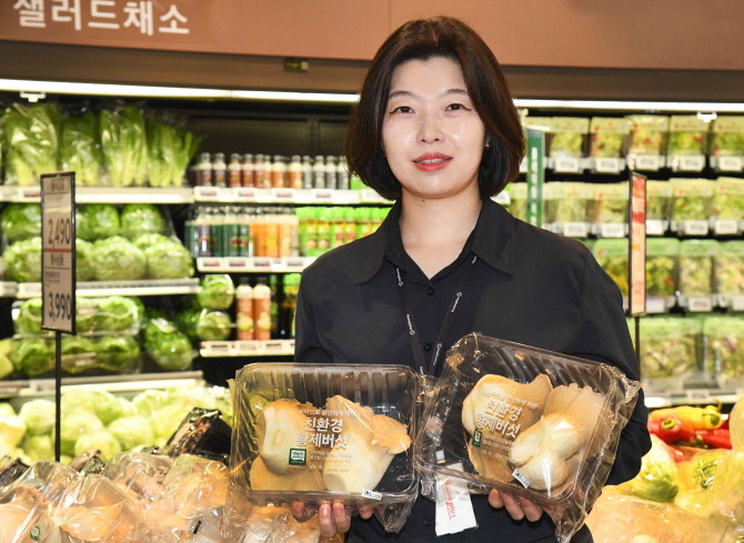 양수민 홈플러스 채소팀 바이어가 21일 서울 등촌동 '홈플러스 메가 푸드 마켓 라이브' 강서점에서 '친환경 황제버섯'을 선보이고 있다. © 홈플러스