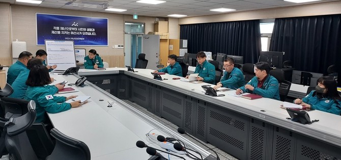 아산시는 지난 19일 재난안전상황실에서 행정안전체육국장 주재로 여름철 자연재난 사전대비 추진상황을 점검회의를 개최하고 있다. ⓒ 아산시