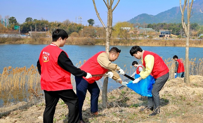 21일 하림 임직원들이 세계 물의 날을 맞아 전북 익산시 금마면 금마저수지를 찾아 환경정화 활동을 펼치고 있다. ⓒ 하림