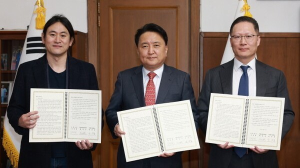 지난 21일 AI 반도체 설계 기업 퓨리오사AI, 디지털 신원 솔루션 기업 ㈜엑스페릭스와 업무협약을 체결 후 기념촬영을 하고 있다. ⓒ 충북도