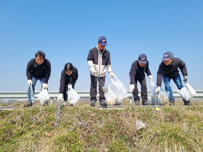 오비맥주 광주공장 임직원이 지난 21일 광주 생산공장 인근 하천에서 환경정화 활동을 했다. ⓒ 오비맥주