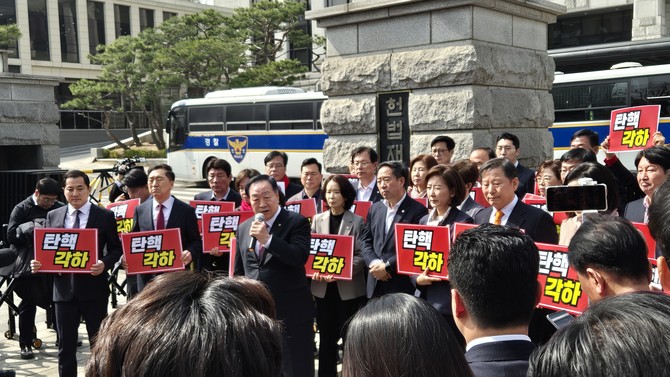 24일 헌법재판소 앞에서 국민의힘 의원들이 한덕수 국무총리 탄핵을 반대하는 시위를 벌이고 있다. = 조택영 기자