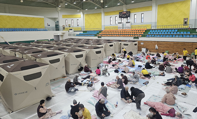 지난 23일 경북 의성군 의성실내체육관에 산불 이재민들이 대피해 있다. ⓒ 연합뉴스
