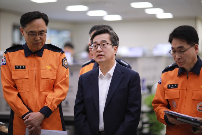 김동연 경기도지사가 26일 오전 경기도 소방재난본부 상황실을 찾아 전국적인 산불진화 상황을 점검하고 소방대원들을 격려했다. ⓒ 경기도