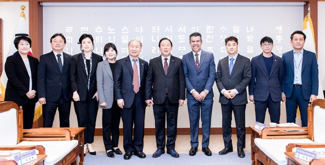 26일 시청 세종실에서 과테말라 산후안사카테페케스 대표단과 다양한 분야에서 협력 방안을 논의 후 기념촬영을 하고 있다. ⓒ 세종시