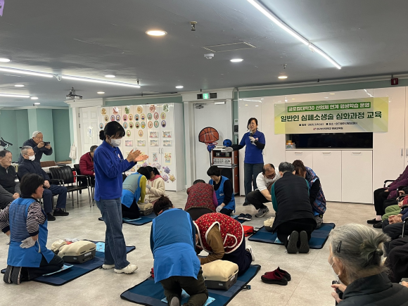 지난 19일 효드림주간보호센터에서 사회복지사, 요양보호사, 어르신 20여 명이 참석한 가운데 대구보건대학교 평생교육원 관계자가 심폐소생술 심화과정 교육을 진행하고 있다. ⓒ 대구보건대학교