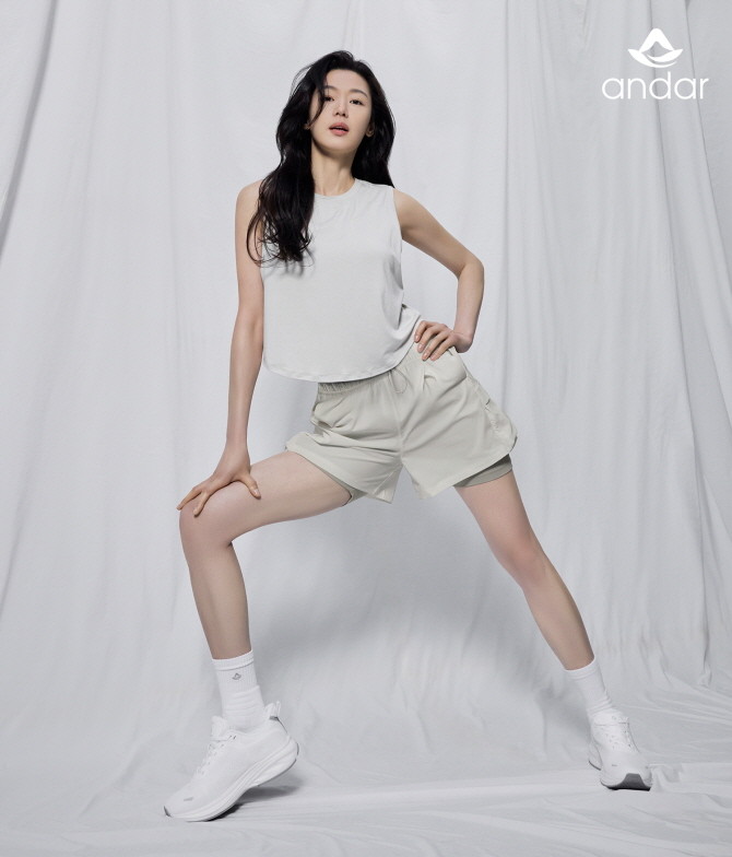 안다르가 2025년 봄·여름(25SS) 새로운 제품 라인업을 대거 선보이고, 브랜드 모델 전지현과 함께한 시즌 스타일을 공개했다. © 안다르