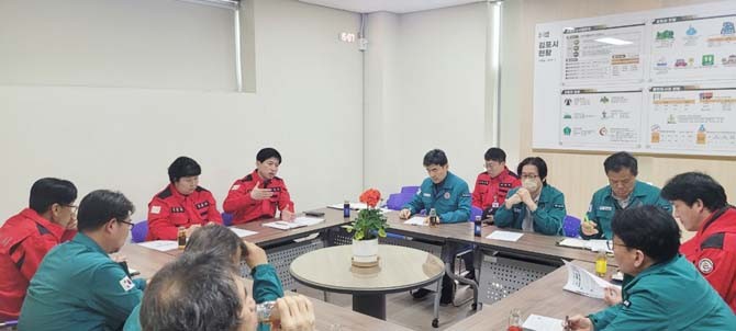김포시가 공원도시사업본부장 주재 관계기관·읍면장 참석 긴급회의를 열고 산불 감시 예찰 가용인력을 협의했다. ⓒ 김포시