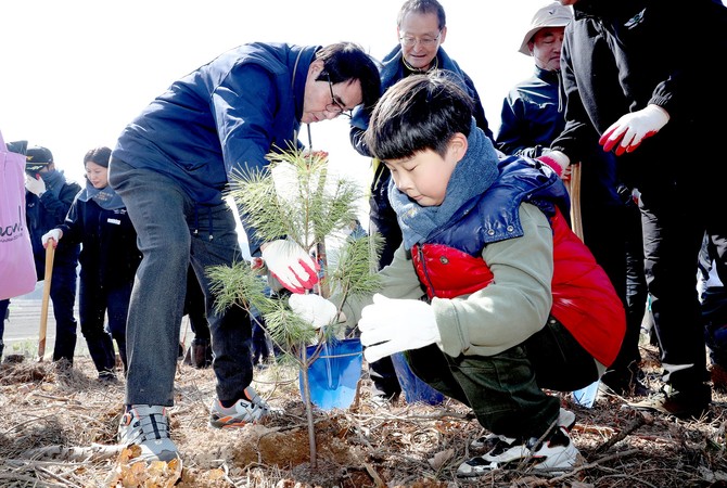 28일 김동일 보령시장이 제80회 식목일을 맞아 어린이와 함께 오천면 교성리 임야에서 나무심기 행사에서 식제를 하고 있다. ⓒ 보령시