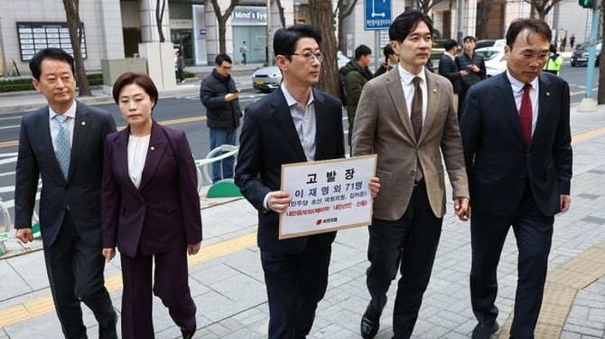 국민의힘 주진우 법률자문위원장(왼쪽 세번째)과 의원들이 31일 서울 종로구 서울경찰청에서 더불어민주당 이재명 대표와 민주당 초선의원 전원, 방송인 김어준 씨 등 72명을 내란음모 혐의로 고발하기 위해 고발장을 들고 민원실로 향하고 있다. ⓒ 연합뉴스