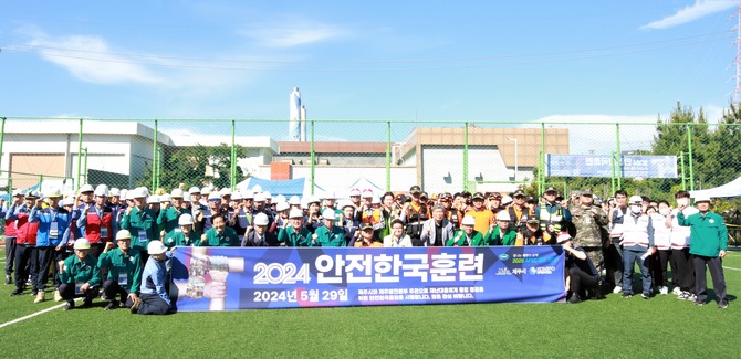지난해 5월 한국중부발전과 제주시, 유관기관, 국민체험단 등이 제주발전본부에서 안전한국훈련에 참여 후 기념촬영을 하고 있다. ⓒ 중부발전