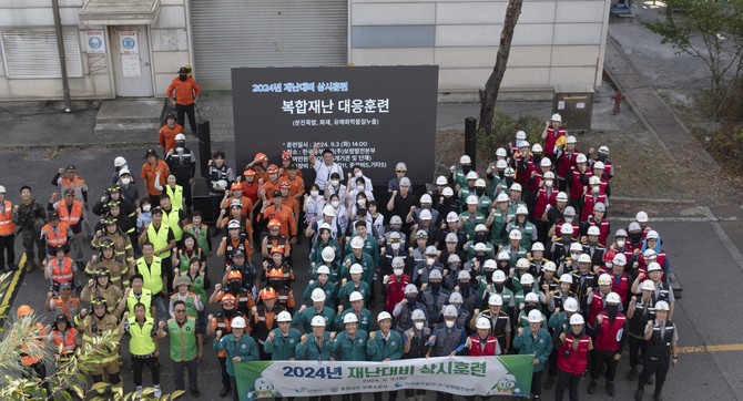 지난해 9월 한국중부발전과 산업부, 보령시, 유관기관, 국민체험단 등이 보령발전본부에서 상시훈련에 참여 후 기념촬영을 하고 있다. ⓒ 중부발전