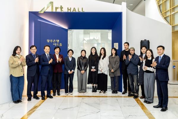 사진 왼쪽부터 박형진(우수상), 고광완 광주광역시 행정부시장, 임택 동구청장, 신수정 광주광역시의회 의장, 김정옥(대상), 전지홍(우수상), 박세진(최우수상), 함수지(입상), 최혜연(입상), 허용성(입상), 오세경(입상), 김홍성(우수상), 기민정(입상), 고병일 광주은행장. ⓒ 광주은행
