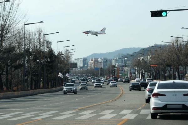 제1전투비행단 전투기가 도심을 가로질러 착륙을 시도하고 있다. ⓒ 광주 광산구