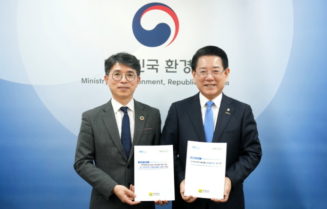 김영록 전라남도지사가 3일 한강홍수통제소에서 김완섭 환경부 장관을 만나 기후대응댐 관련 댐 주변지역 지원사업비 상향 등 도 현안 해결을 위한 건의를 하고 있다. ⓒ전남도