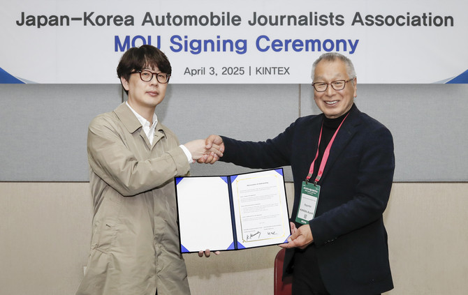 왼쪽부터 최대열 한국자동차기자협회장과 코모다 키요시 일본자동차기자협회장이 업무협약서에 서명 후 악수하고 있다. ⓒ 한국자동차기자협회
