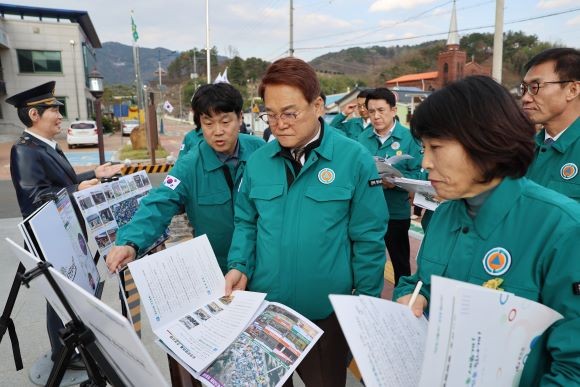 주요 사업장을 방문해 점검하고 있는 김하수 군수. ⓒ 청도군