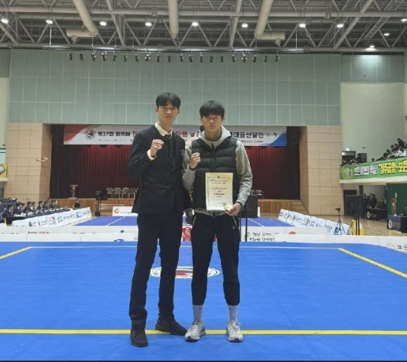 사진 왼쪽부터 김경환 우슈지도자, 김윤호 선수. ⓒ 포항시체육회