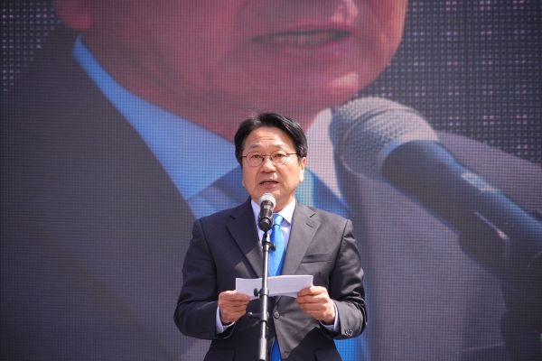강기정 광주광역시장이 4일 5·18민주광장에서 헌법재판소의 윤석열 대통령 파면과 관련, 광주 시민께 드리는 감사의 글을 발표하고 있다. ⓒ 광주광역시