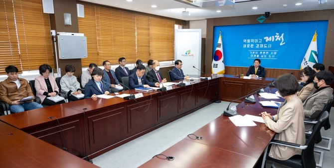4일 김창규 제천시장 주재로 긴급 간부회의를 개최하고 있다. ⓒ 제천시