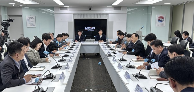 4일 오전 11시 시청 집현실에서 최민호 시장 주재로 긴급 간부회의를 개최하고 있다. ⓒ 세종시