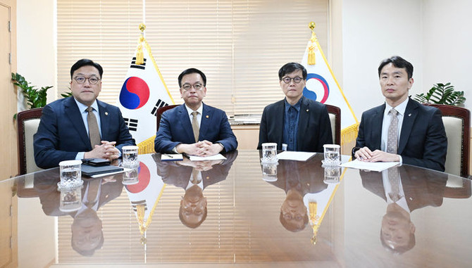 최상목 경제부총리 겸 기획재정부 장관은 4일 거시경제·금융현안 간담회(F4 회의)를 열고고 윤석열 전 대통령의 파면에 따른 금융 및 외환시장의 동향을 점검했다고 밝혔다. ⓒ 기획재정부